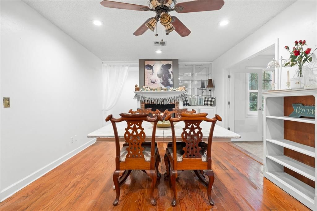 На продажу: $395,000 (4 спален, 2 ванн, 2327 Квадратных фут)