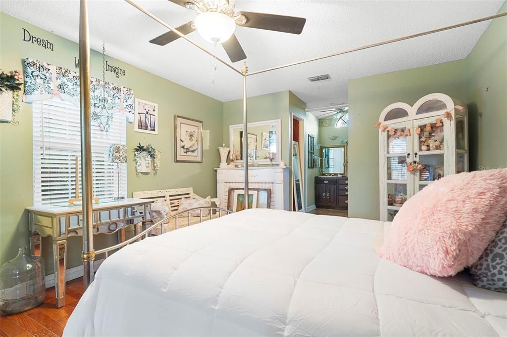 На продажу: $395,000 (4 спален, 2 ванн, 2327 Квадратных фут)