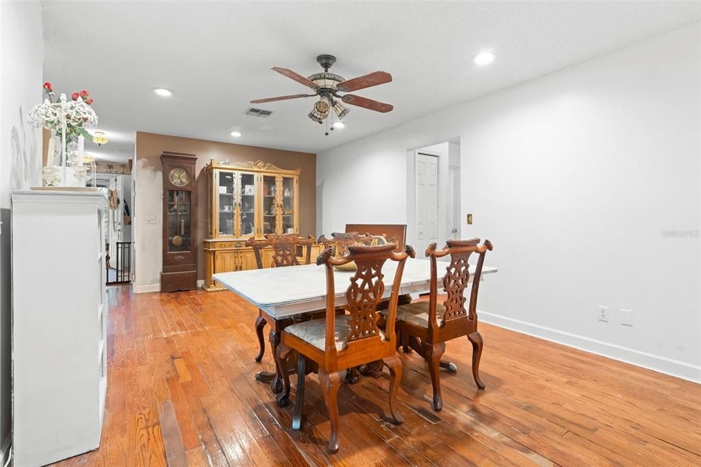 На продажу: $395,000 (4 спален, 2 ванн, 2327 Квадратных фут)