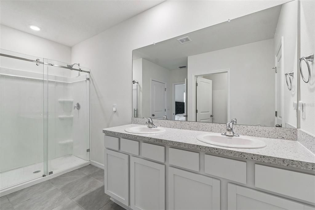 En Renta: $2,400 (4 camas, 2 baños, 2261 Pies cuadrados)