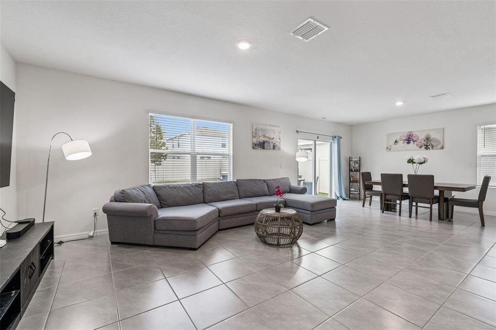 En Renta: $2,400 (4 camas, 2 baños, 2261 Pies cuadrados)