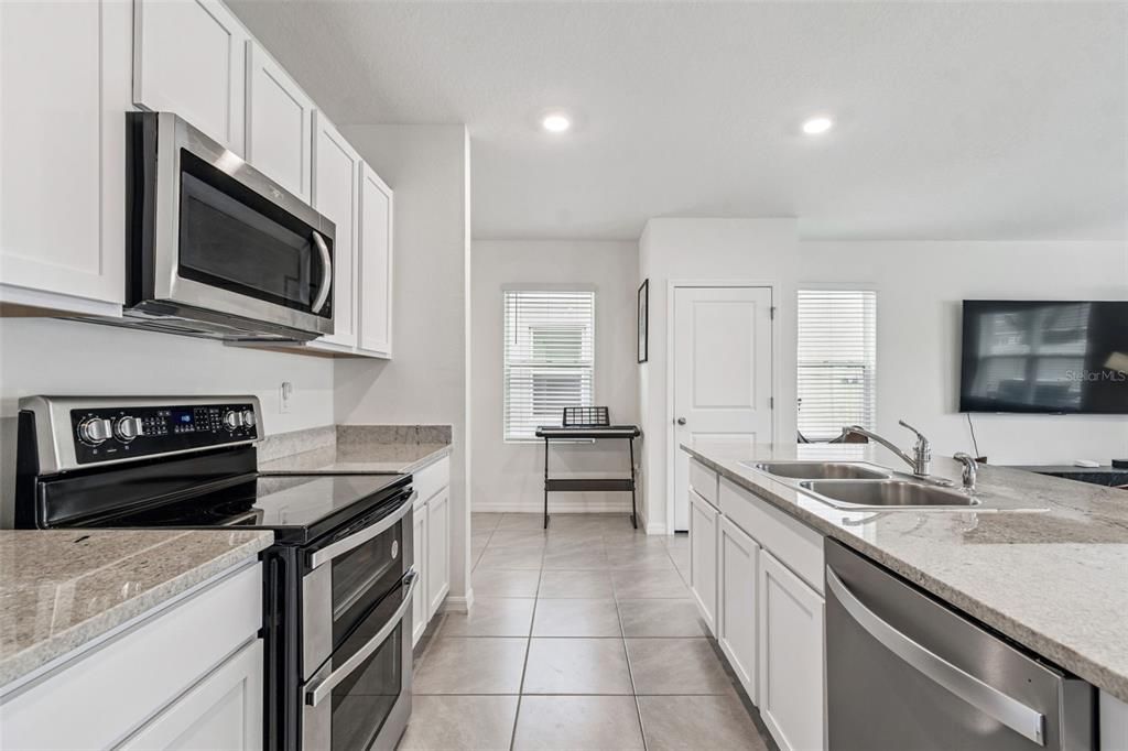 En Renta: $2,400 (4 camas, 2 baños, 2261 Pies cuadrados)