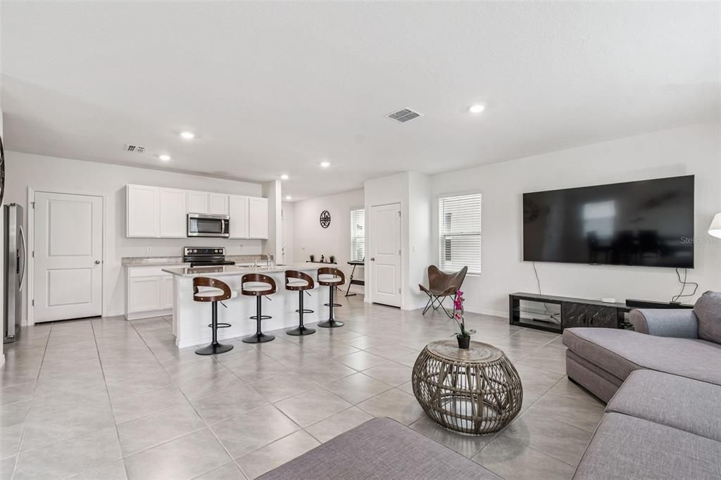 En Renta: $2,400 (4 camas, 2 baños, 2261 Pies cuadrados)