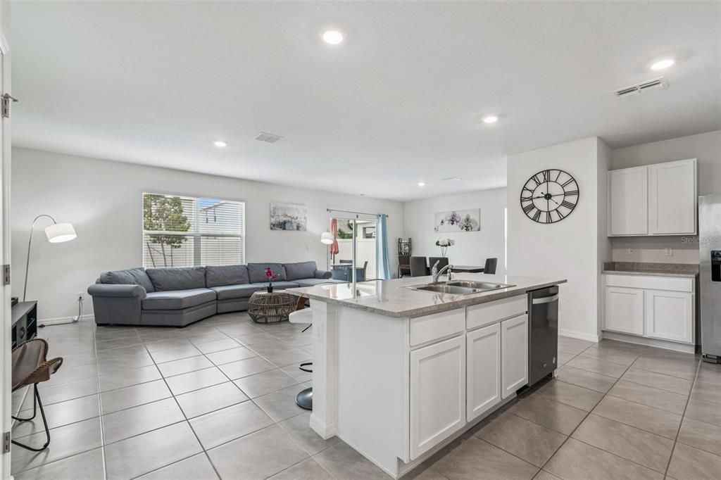 En Renta: $2,400 (4 camas, 2 baños, 2261 Pies cuadrados)