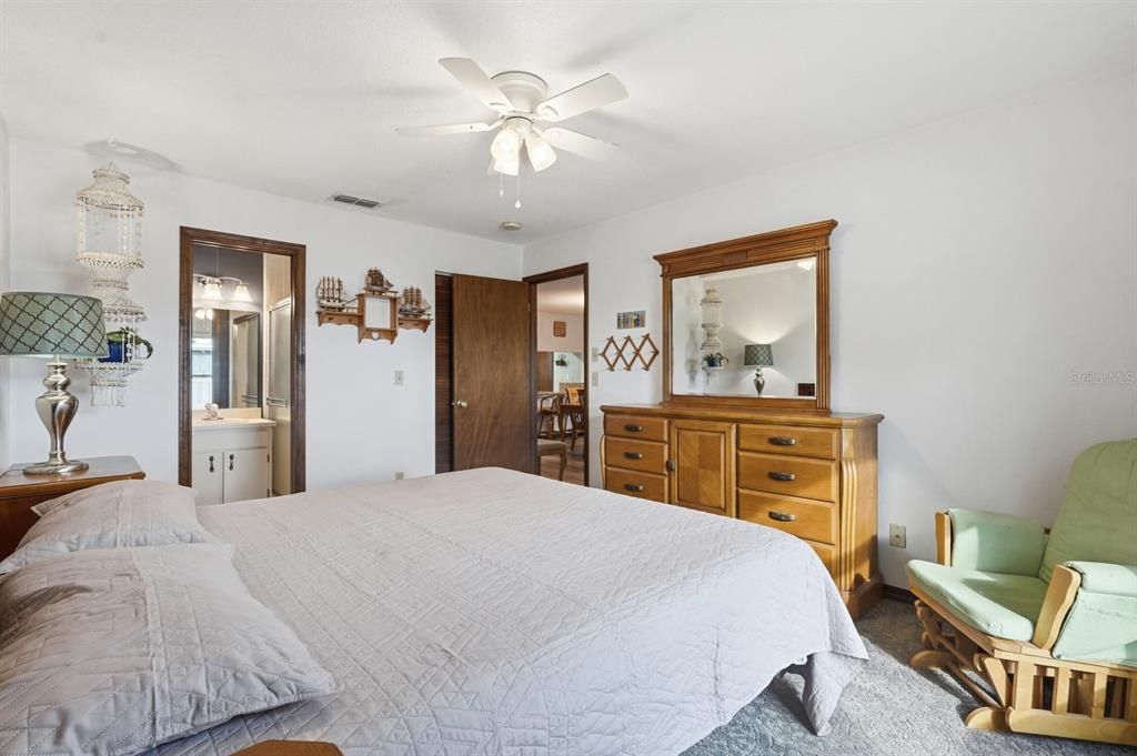 For Sale: $424,900 (2 beds, 2 baths, 1196 Square Feet)