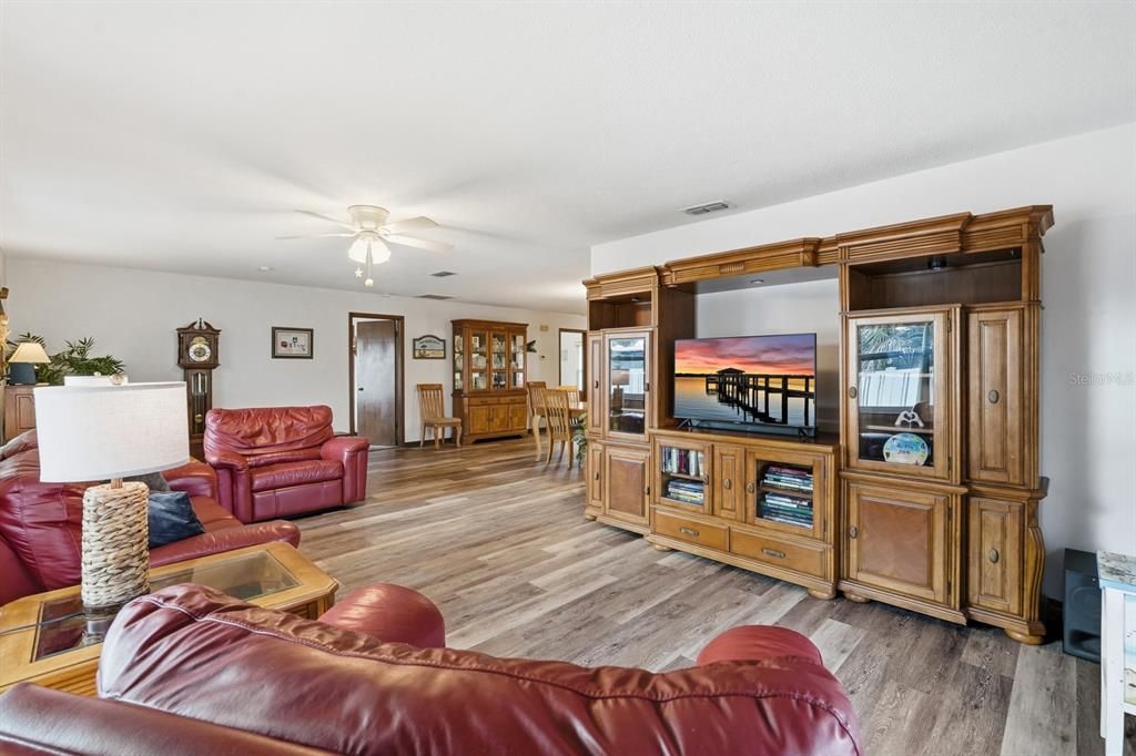 For Sale: $424,900 (2 beds, 2 baths, 1196 Square Feet)