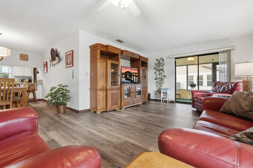 For Sale: $424,900 (2 beds, 2 baths, 1196 Square Feet)