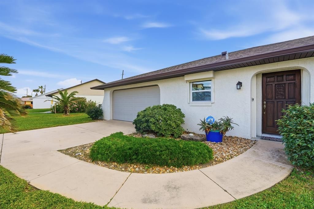 For Sale: $424,900 (2 beds, 2 baths, 1196 Square Feet)