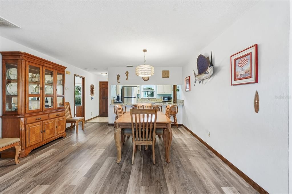 For Sale: $424,900 (2 beds, 2 baths, 1196 Square Feet)