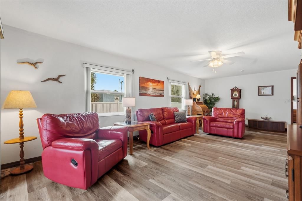 For Sale: $424,900 (2 beds, 2 baths, 1196 Square Feet)