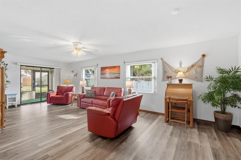 For Sale: $424,900 (2 beds, 2 baths, 1196 Square Feet)