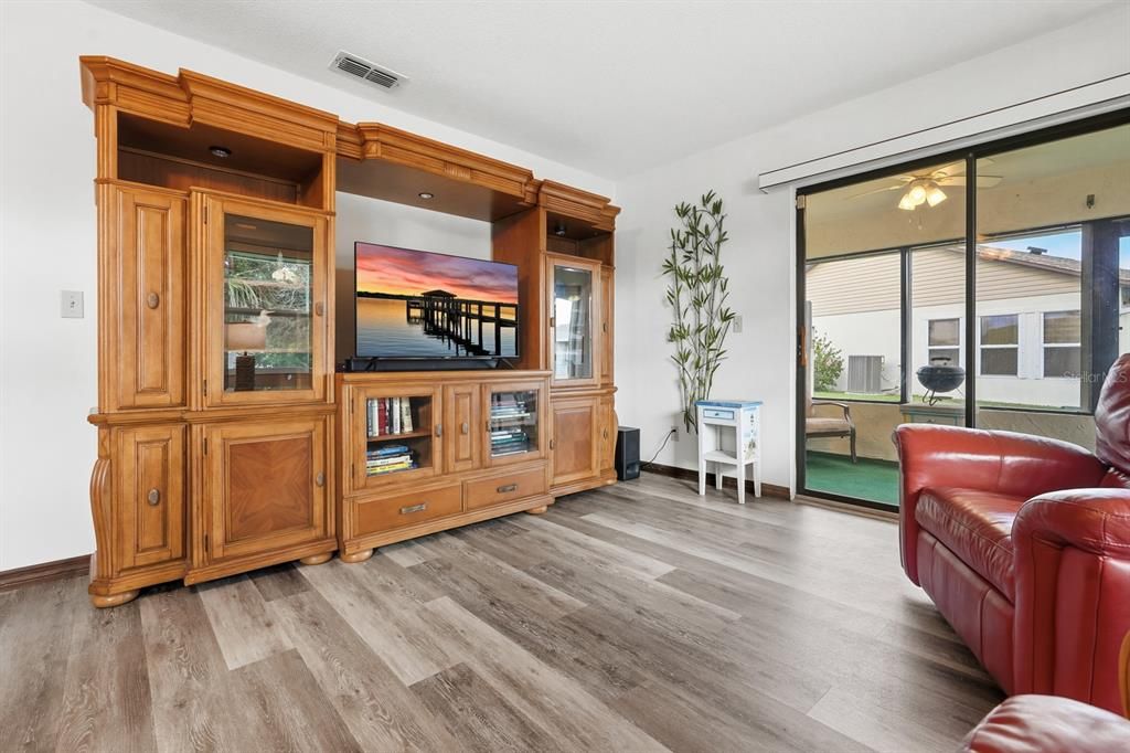 For Sale: $424,900 (2 beds, 2 baths, 1196 Square Feet)