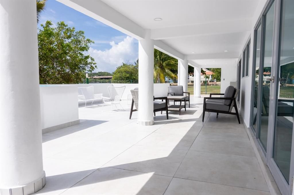 Active With Contract: $2,395,000 (8 beds, 7 baths, 6000 Square Feet)