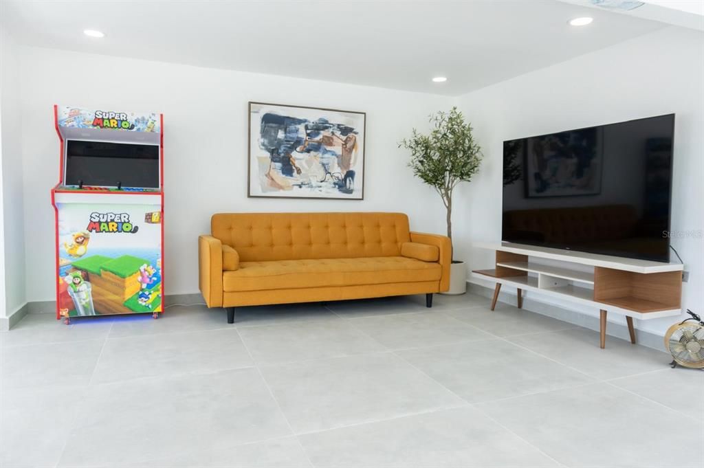 Active With Contract: $2,395,000 (8 beds, 7 baths, 6000 Square Feet)