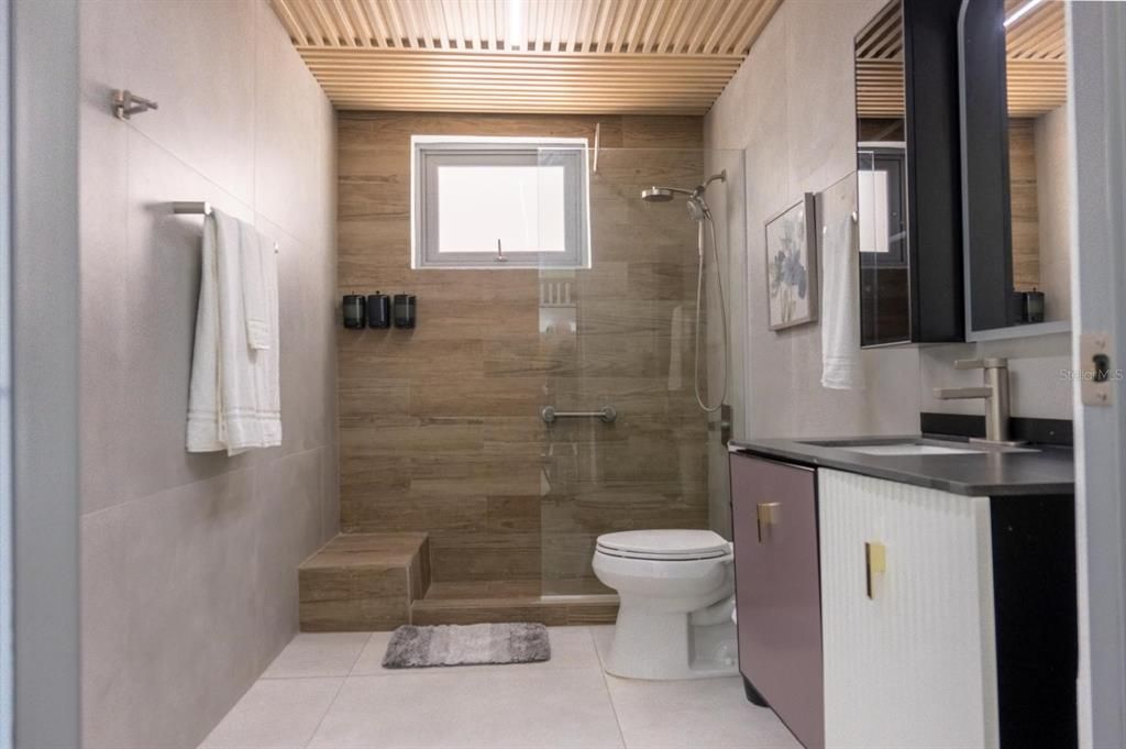 Active With Contract: $2,395,000 (8 beds, 7 baths, 6000 Square Feet)