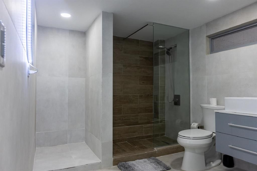 Active With Contract: $2,395,000 (8 beds, 7 baths, 6000 Square Feet)