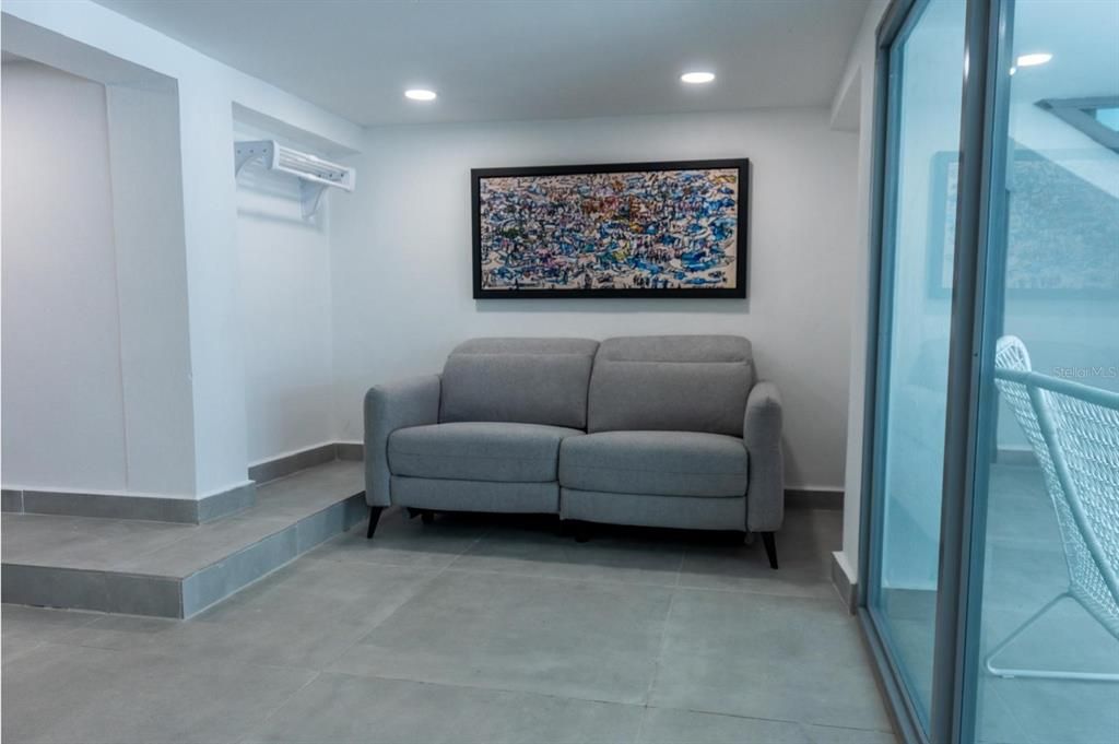 Active With Contract: $2,395,000 (8 beds, 7 baths, 6000 Square Feet)