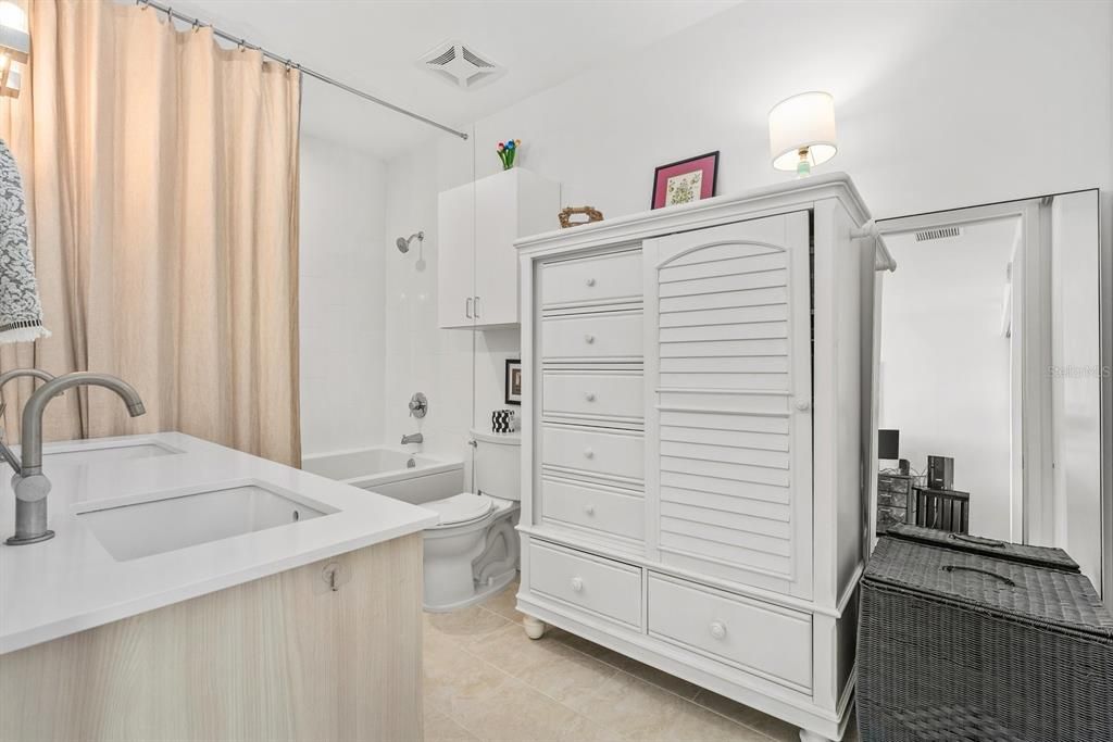 En Venta: $1,200,000 (3 camas, 3 baños, 1836 Pies cuadrados)