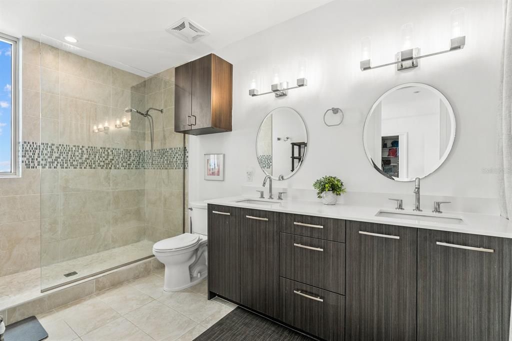 En Venta: $1,200,000 (3 camas, 3 baños, 1836 Pies cuadrados)