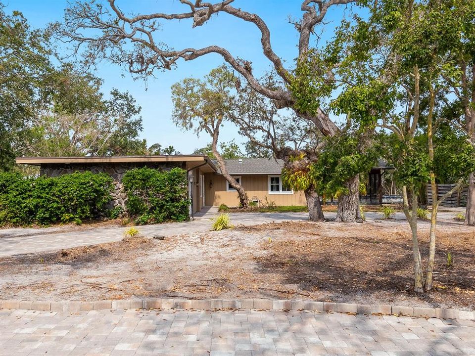 На продажу: $1,250,000 (0.28 acres)