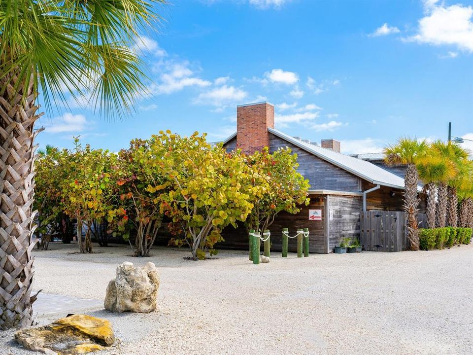 На продажу: $1,250,000 (0.28 acres)