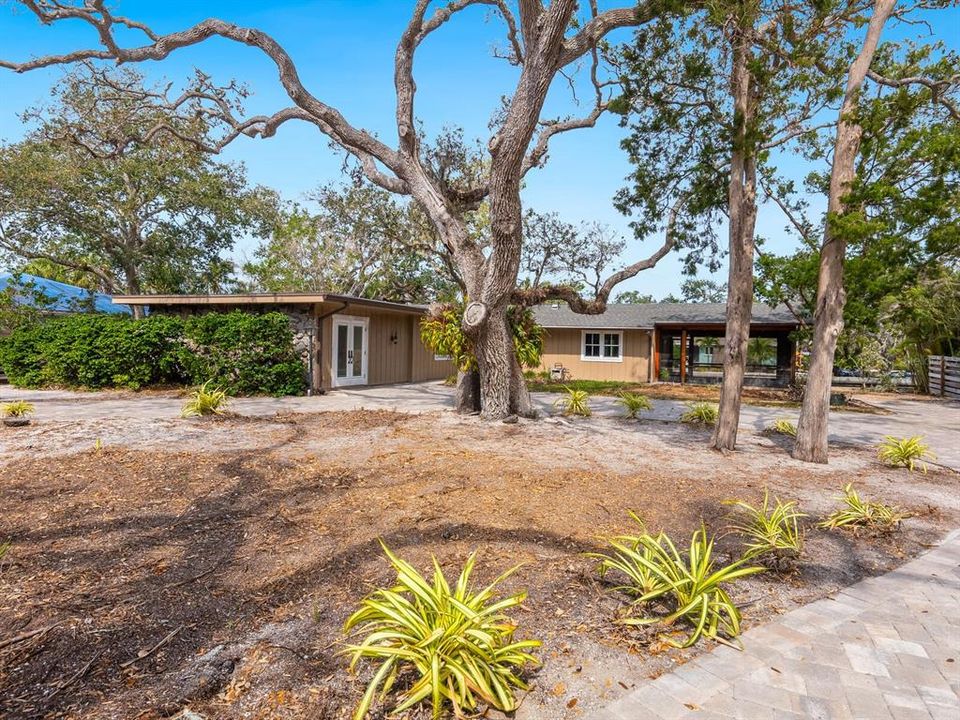 На продажу: $1,250,000 (0.28 acres)