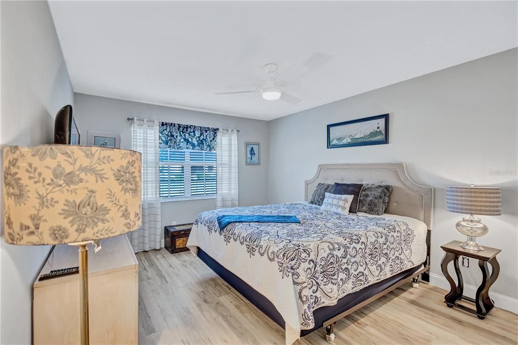 For Sale: $319,900 (2 beds, 2 baths, 1337 Square Feet)