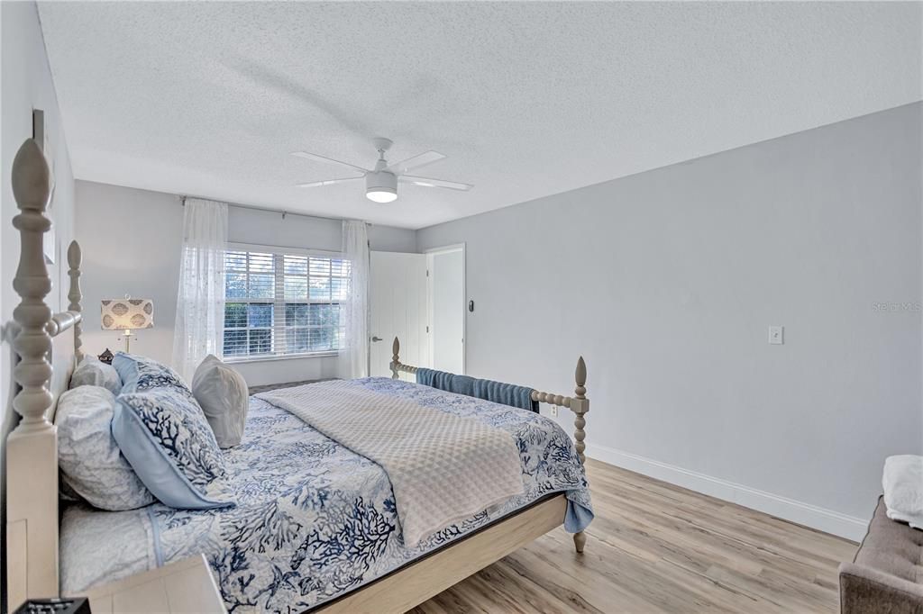 For Sale: $319,900 (2 beds, 2 baths, 1337 Square Feet)