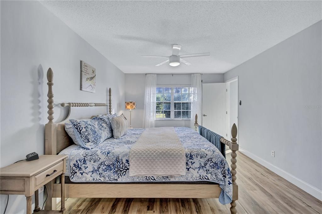 For Sale: $319,900 (2 beds, 2 baths, 1337 Square Feet)