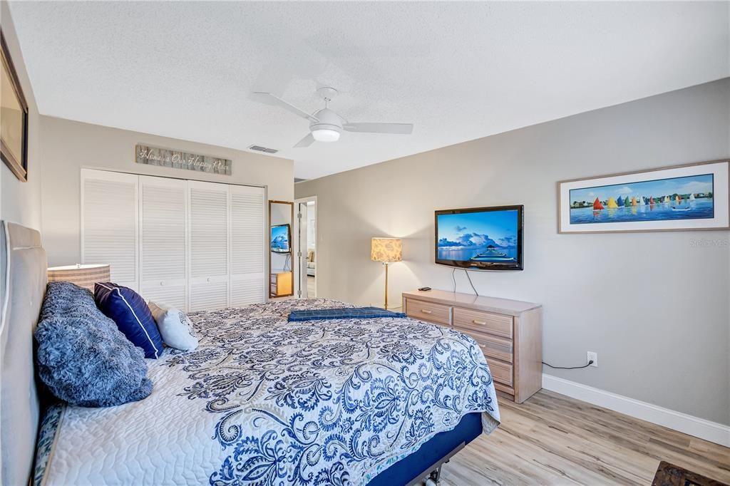 For Sale: $319,900 (2 beds, 2 baths, 1337 Square Feet)