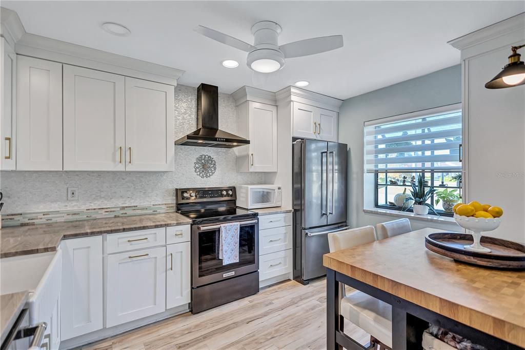 For Sale: $319,900 (2 beds, 2 baths, 1337 Square Feet)