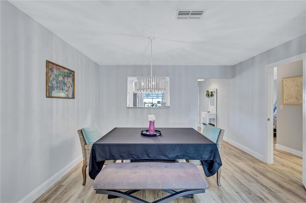 For Sale: $319,900 (2 beds, 2 baths, 1337 Square Feet)