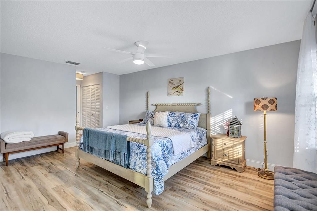 For Sale: $319,900 (2 beds, 2 baths, 1337 Square Feet)