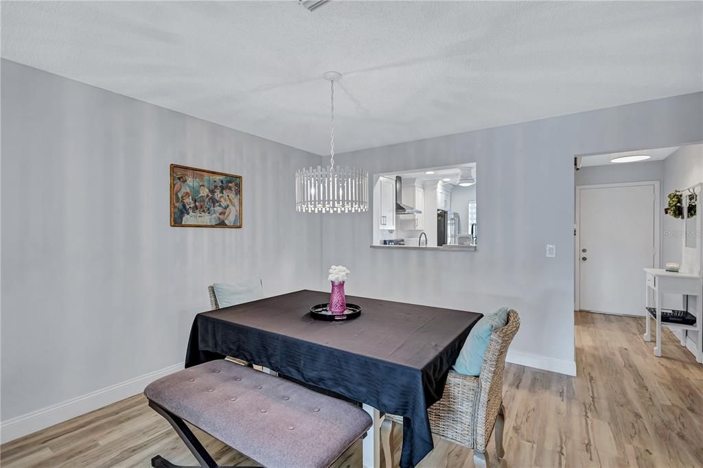 For Sale: $319,900 (2 beds, 2 baths, 1337 Square Feet)