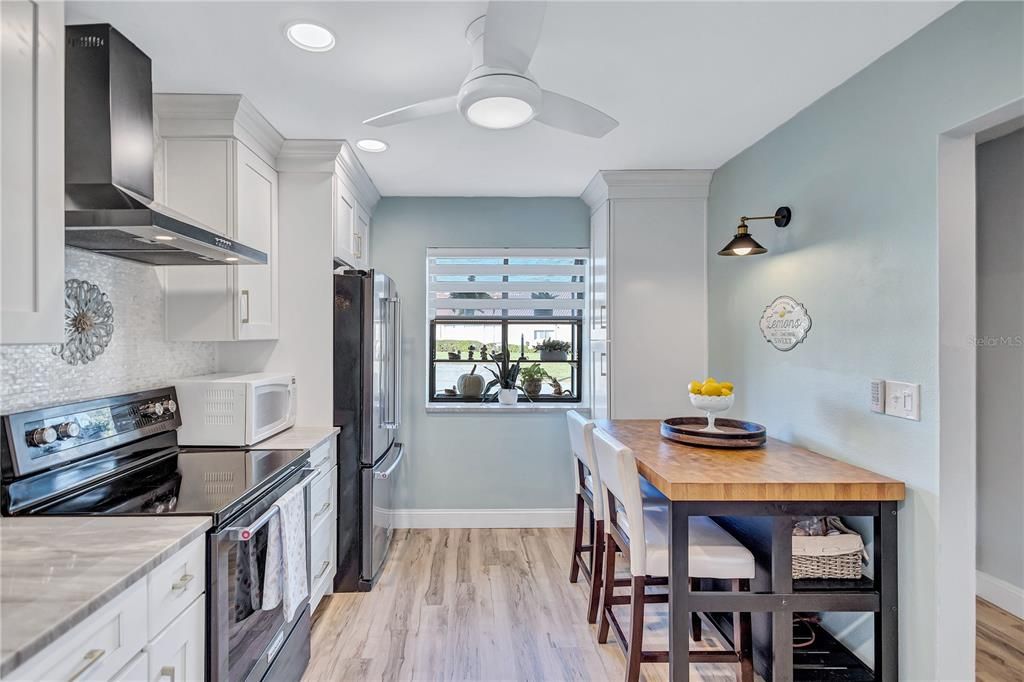 For Sale: $319,900 (2 beds, 2 baths, 1337 Square Feet)