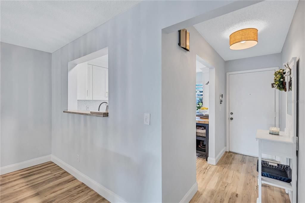 For Sale: $319,900 (2 beds, 2 baths, 1337 Square Feet)
