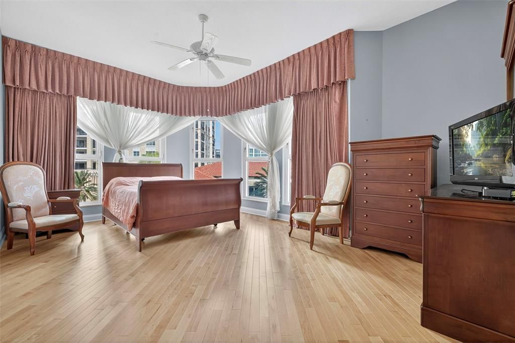 For Sale: $1,487,000 (3 beds, 2 baths, 2600 Square Feet)