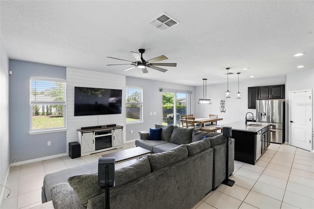 For Sale: $365,000 (3 beds, 2 baths, 1934 Square Feet)