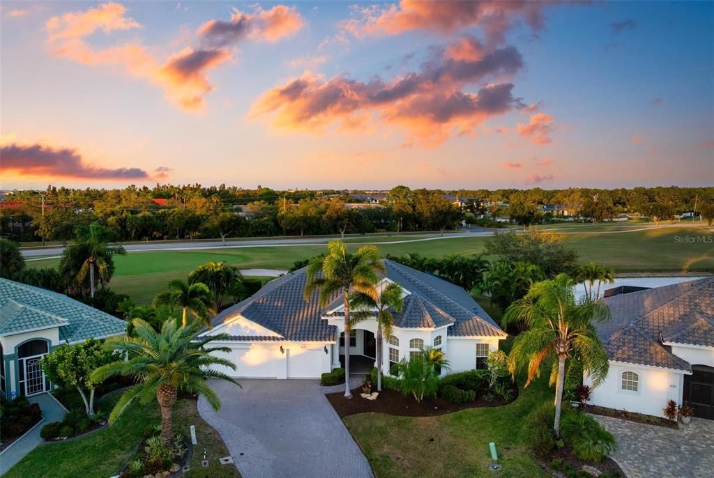 For Sale: $900,000 (3 beds, 3 baths, 2760 Square Feet)