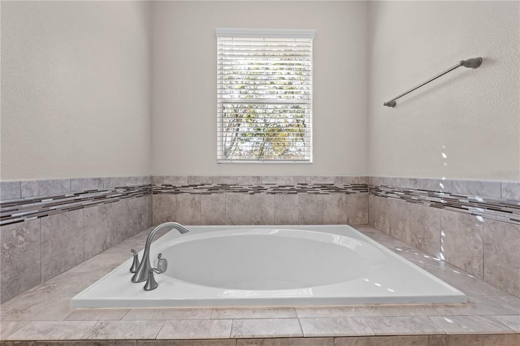 For Sale: $399,900 (3 beds, 2 baths, 1957 Square Feet)