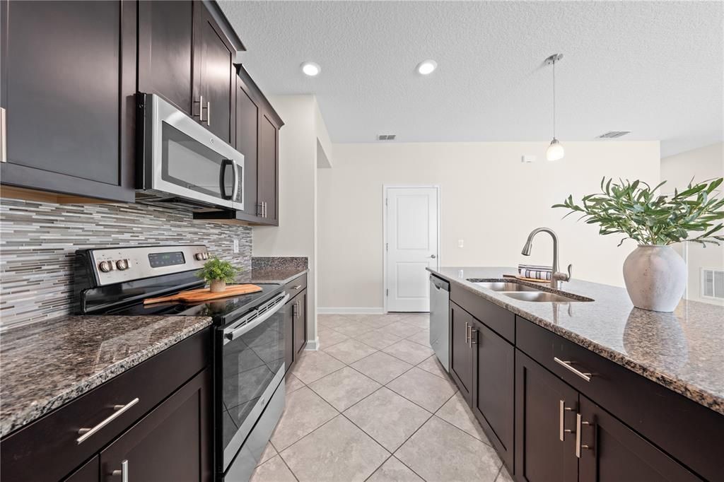 For Sale: $399,900 (3 beds, 2 baths, 1957 Square Feet)