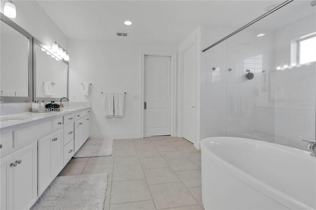 For Sale: $2,200,000 (5 beds, 5 baths, 4934 Square Feet)