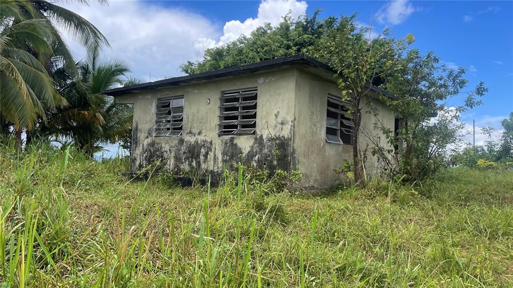For Sale: $160,000 (2 beds, 1 baths, 700 Square Feet)