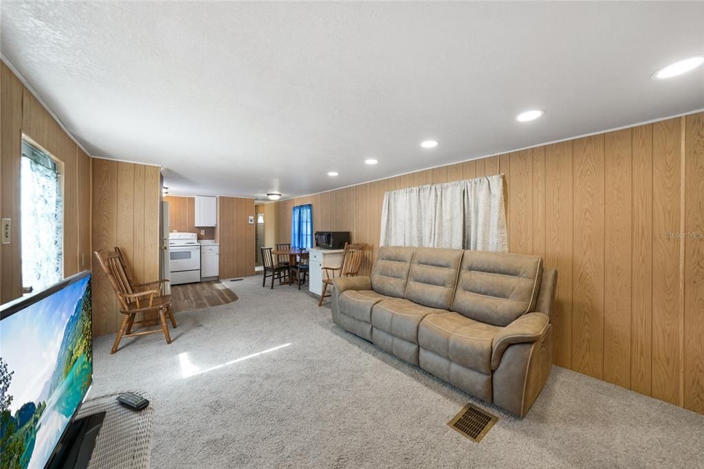 For Sale: $82,500 (2 beds, 1 baths, 672 Square Feet)