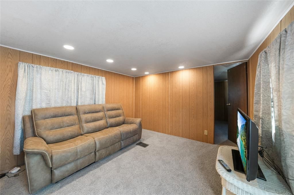 For Sale: $82,500 (2 beds, 1 baths, 672 Square Feet)