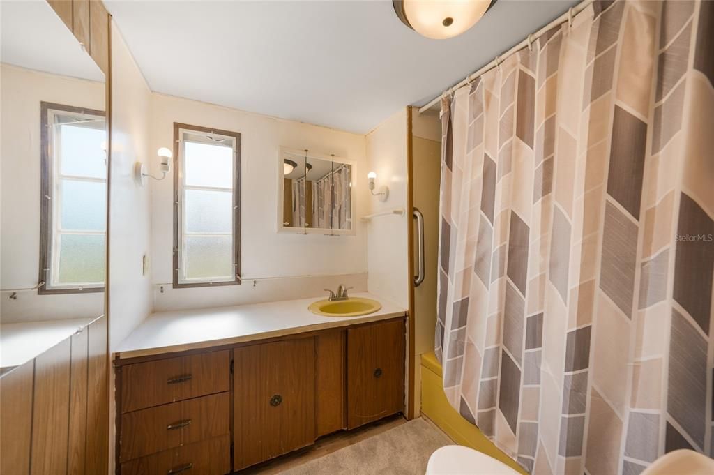 For Sale: $82,500 (2 beds, 1 baths, 672 Square Feet)