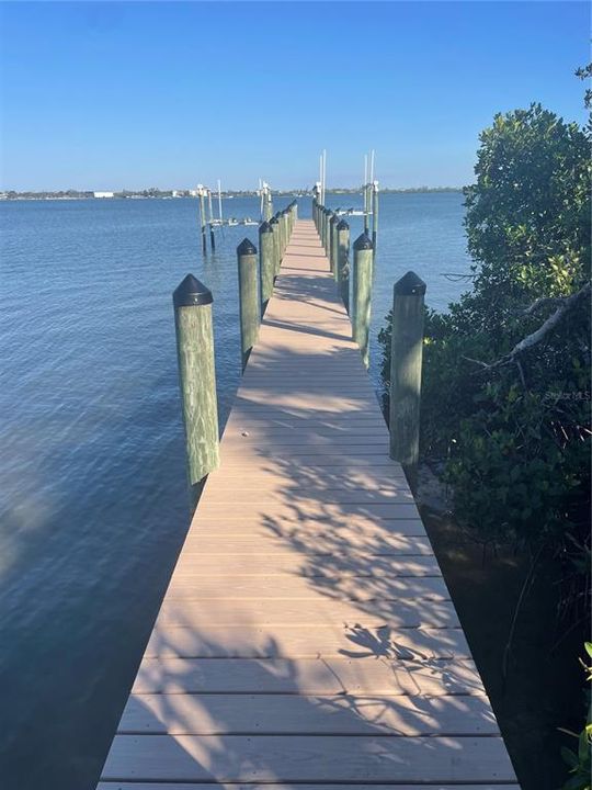 На продажу: $1,250,000 (0.41 acres)