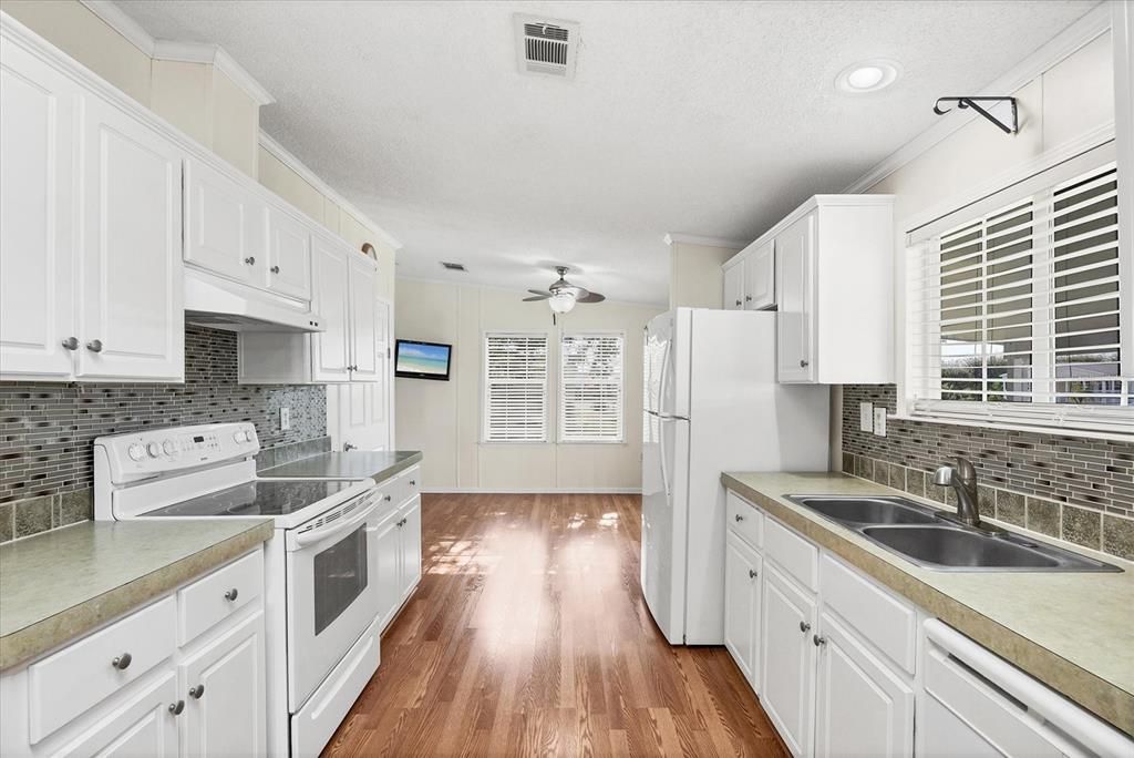 合同活跃: $179,900 (2 贝兹, 2 浴室, 1404 平方英尺)