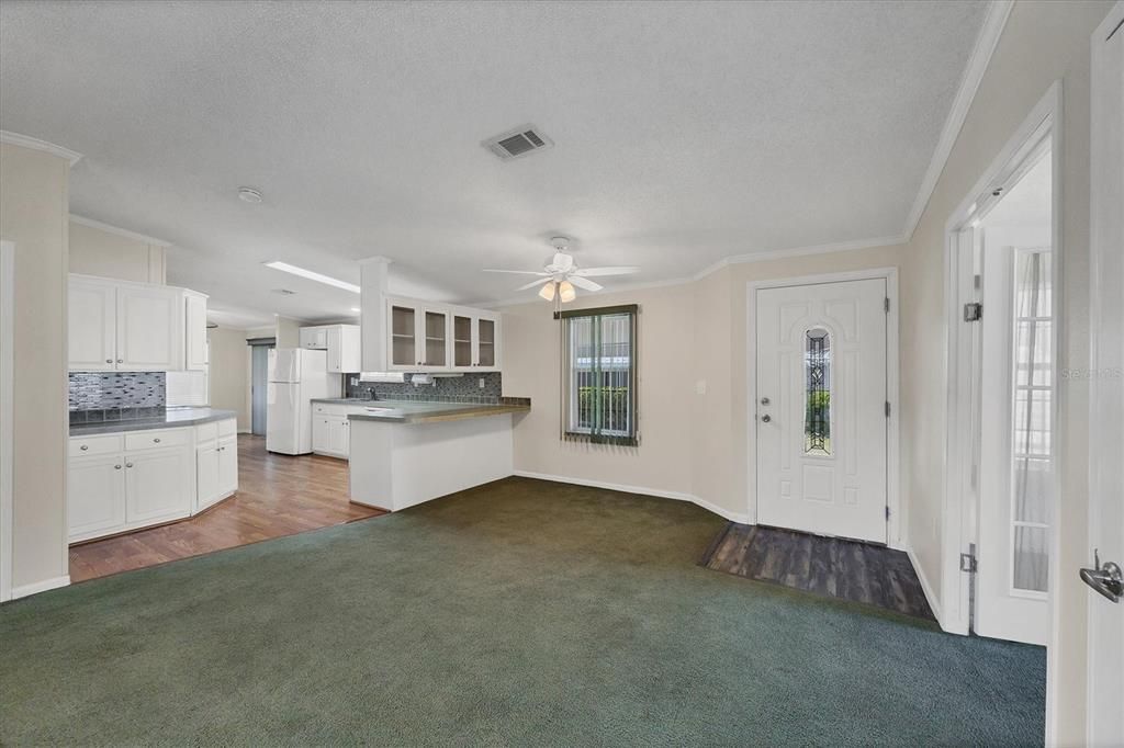 合同活跃: $179,900 (2 贝兹, 2 浴室, 1404 平方英尺)