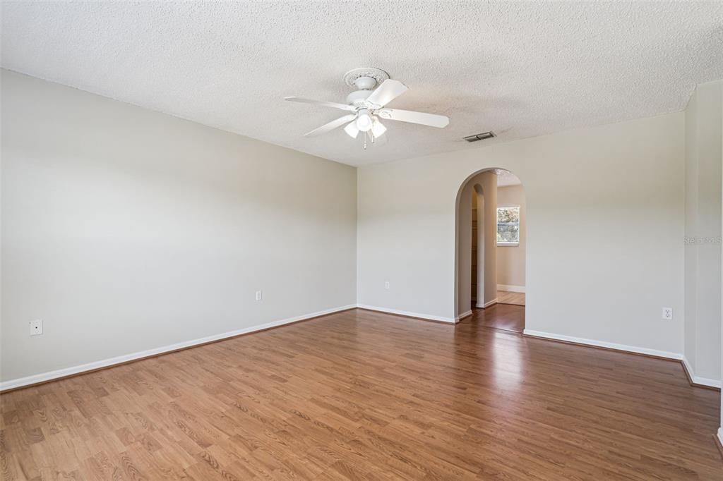 Под контрактом: $2,700 (4 спален, 2 ванн, 2135 Квадратных фут)